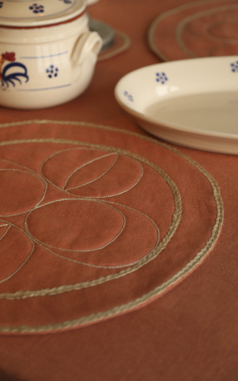 Round placemat with  decorative embroidered finish  Tripillia 5382769-735-112 Brown - TAGO