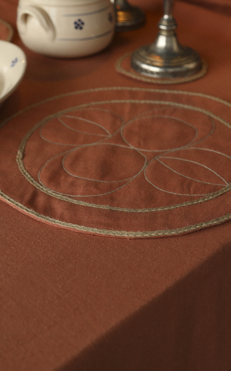 Round placemat with  decorative embroidered finish  Tripillia 5382769-735-112 Brown - TAGO