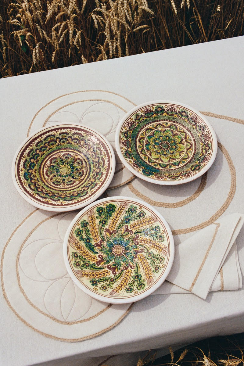 Round placemat with a decorative finish  Tripillia 5382769-735-112 Beige - TAGO