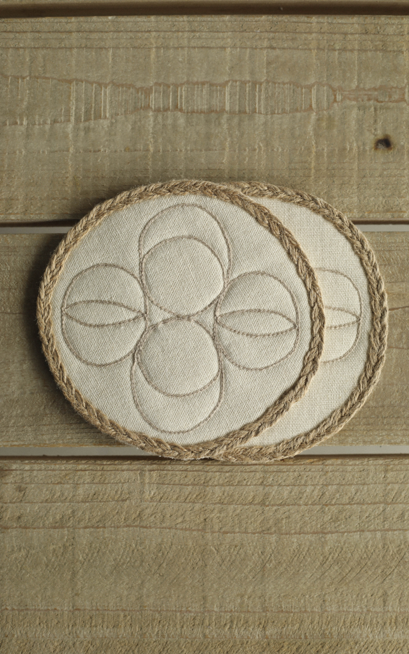 Round coaster with decorative embroidered finish Tripillia 5384772-735-112 Beige - TAGO